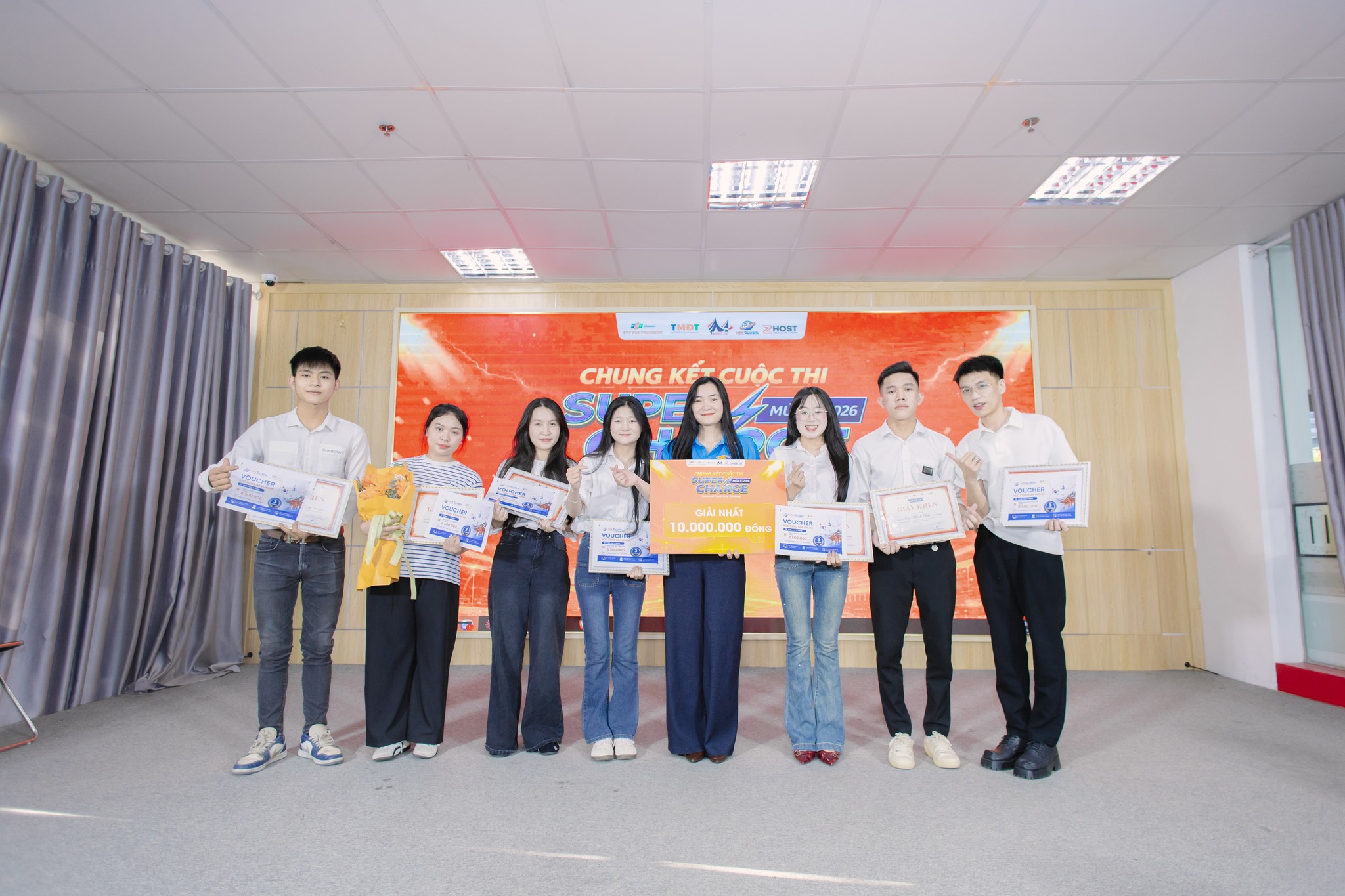 Cảm xúc võ oà khi team: Lucaby đến từ trường cao đằng FPT Polytechnic dành giải nhất cuộc thi "SUPERCHARGE MÙA 3"